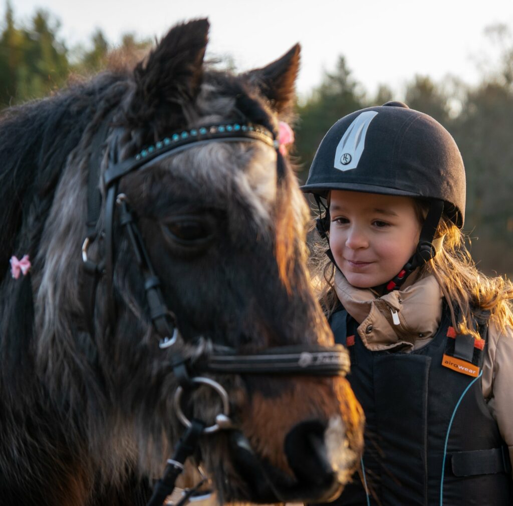 Mariefred_ponnyridning_barn